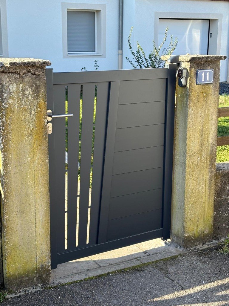 Portillon anthracite réalisé par ATPaysage