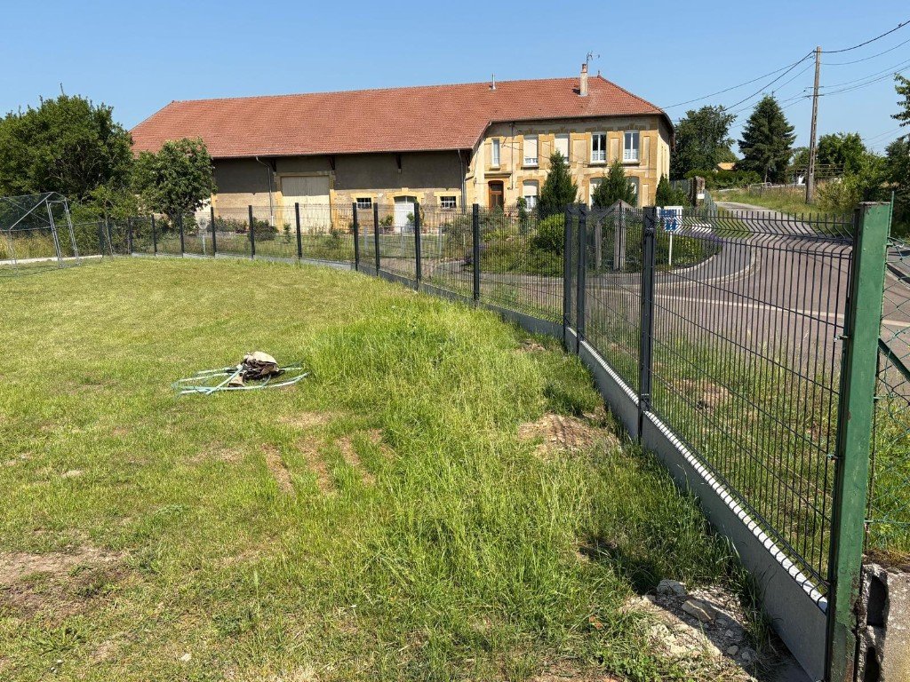 Clôture courbe en campagne réalisé par ATPaysage