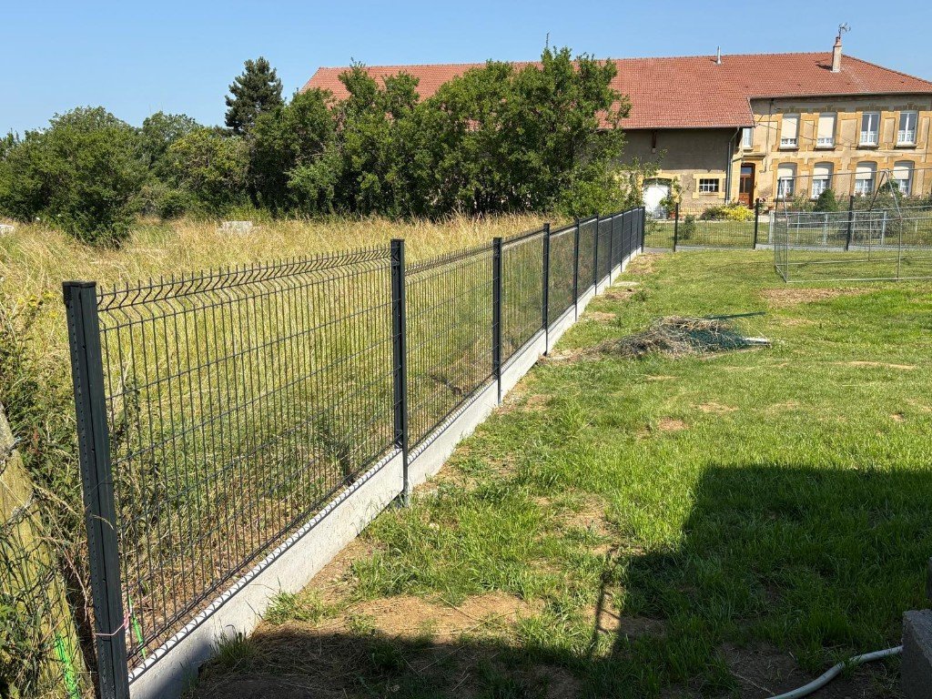 Clôture panneaux ondulés réalisé par ATPaysage